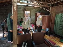 Baznas Gunungkidul memberikan bantuan Kruk 